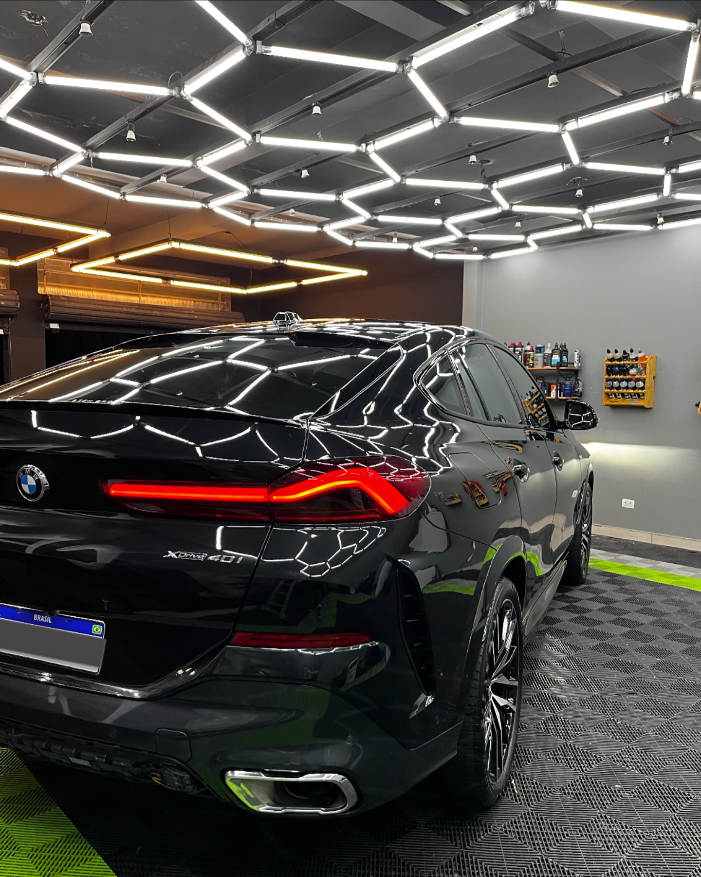 Veículo premium preto visto pela traseira